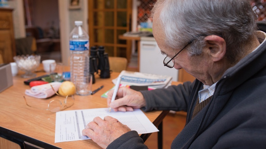 La partie du document de liaison d'urgence liée à l'environnement est remplie par la personne avec, si besoin, son aidant, une personne exerçant l'autorité parentale ou un professionnel de l'aide à domicile. (Astier/BSIP)