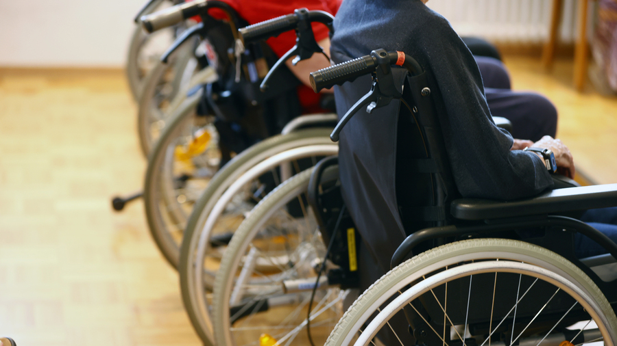 Ce 12 avril, les ministres Catherine Vautrin et Fadila Khattabi annonceront une augmentation de l'enveloppe prévue pour mener le remboursement intégral des fauteuils roulants. Celle-ci visera à assurer une prise en charge intégrale sur les modèles les plus complexes. (Godong/BSIP)