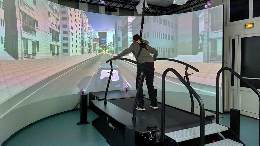 Grâce au Grail, l'analyse fonctionnelle de la marche en mode autonome permet au patient de marcher à son rythme, tout en étant synchronisé avec le tapis et l'environnement virtuel projeté sur un écran à 180 degrés. (HPR Bullion)