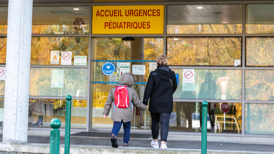 Le rapport dévoilé ce 29 avril porte des mesures visant l'amélioration de l'accès aux soins non programmés et l'optimisation du recours aux services d'urgence pédiatrique. (Humbert/Image Point FR/BSIP)