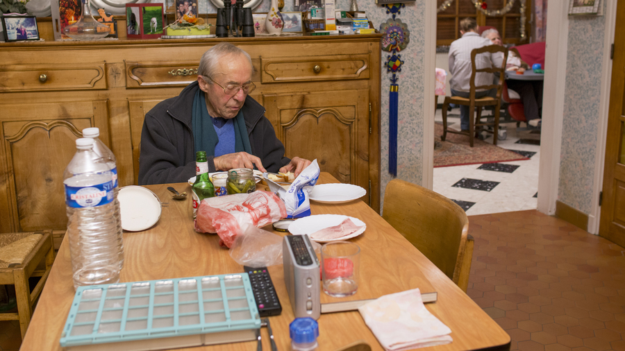 Depuis un an, pas moins de cinq propositions de loi ont été déposées, dont certaines qualifiées de "farfelues" par France accueil familial. (Astier/BSIP)