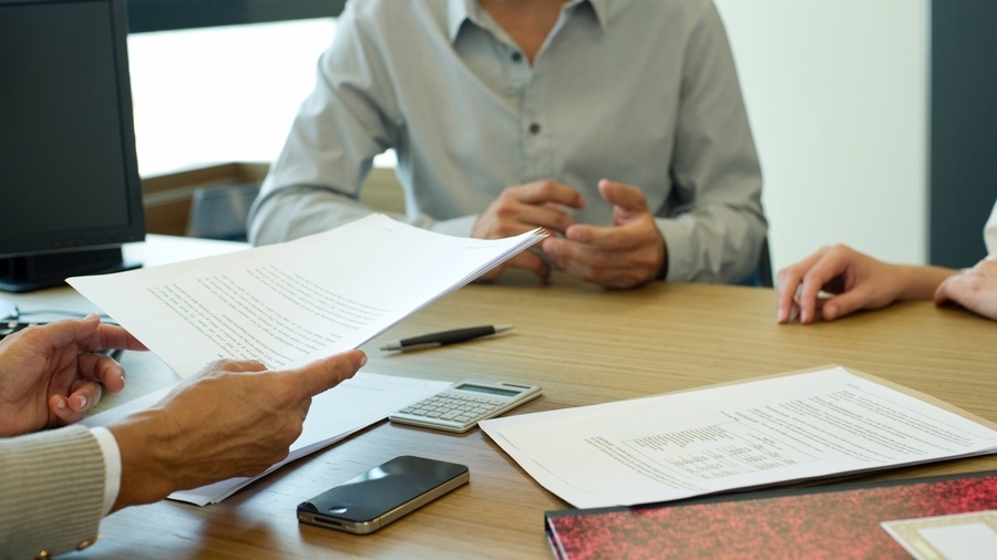 Plus question de rester dans l'ombre. À l'hôpital, la direction des affaires juridiques se revendique comme un levier de relations privilégiées avec le corps médical voire de réconciliation directions-médecins. (AltoPress/PhotoAlto/BSIP)