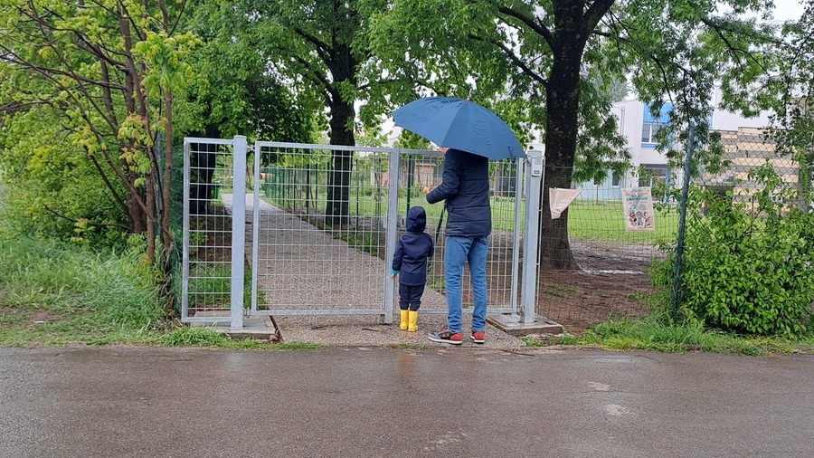 Une approche inclusive de la scolarité permet aux parents d'élèves  d'accompagner tous leurs enfants dans la même école, sans se soucier de leurs situations de handicap. (Edoxie Allier/Hospimedia)