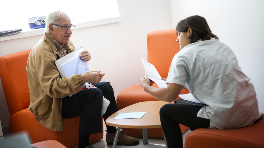 70% des IPA au sein d'Unicancer ont obtenu un diplôme universitaire, par exemple dans le domaine des soins palliatifs ou de la douleur. (Amélie Benoist/Image Point FR/BSIP)