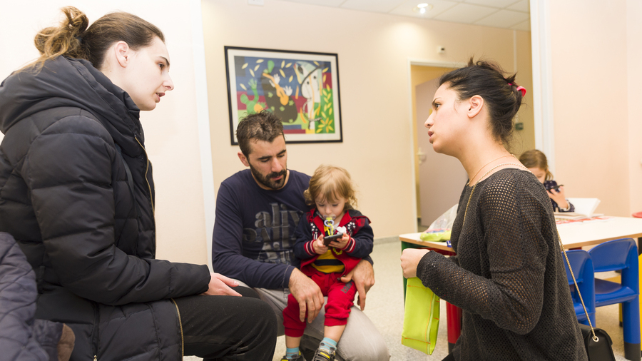 La profession de pair-aidant familial est émergente. Elle repose sur les savoirs expérientiels de parents qui sont passés par les mêmes difficultés que les familles aujourd'hui confrontées à la maladie ou au handicap. (A.Noor/Imagepointfr/BSIP)