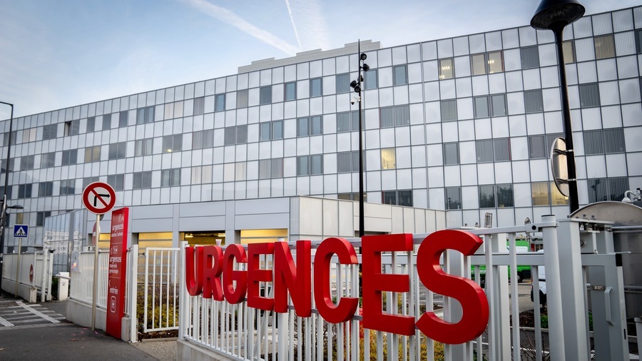 Selon les premières remontées de la Drees, le poste d'accueil et d'orientation est désormais quasiment généralisé dans tous les services d'urgences. En revanche, ils ne sont que 18% à y associer un médecin aux côtés de l'infirmier. (Jessica Bordeau/Image Point FR/BSIP)