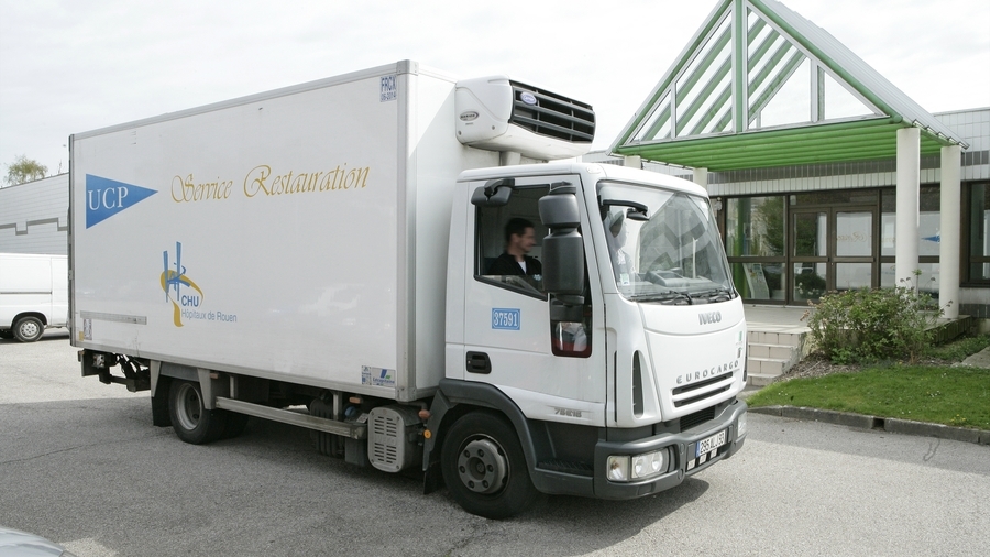 Le transport de matériel tout comme celui des patients représentent un levier important pour réduire l'impact environnemental de la fonction logistique. (Chassenet/BSIP)