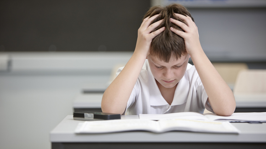 Quand l'apprentissage de la lecture est entravé, c'est toute la scolarité qui est mise à mal. (Cultura/Image source/BSIP)
