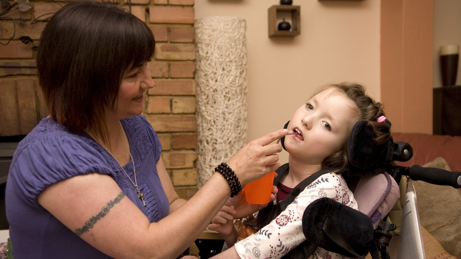 L'inclusion des personnes polyhandicapées ne peut s'imaginer sans les compensations matérielles et humaines qui permettent leur participation sociale. (Photofusion/BSIP)