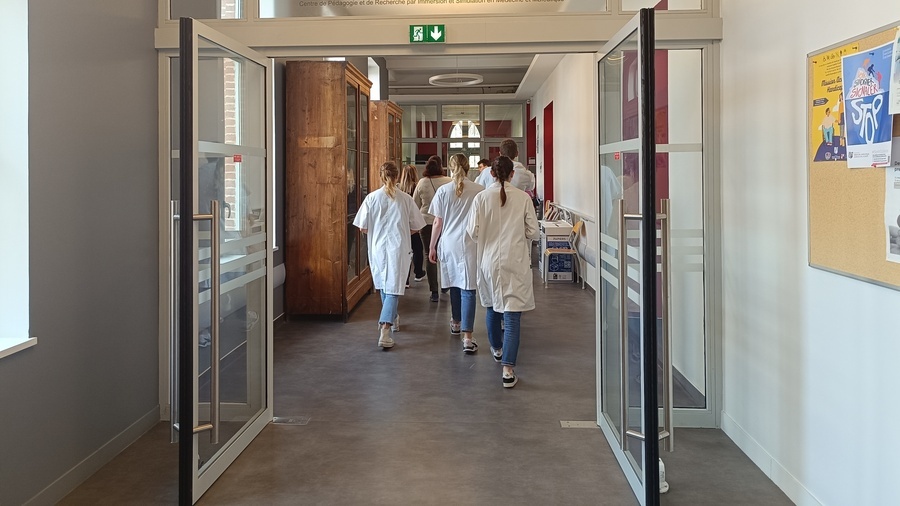 Les groupes d'étudiants sont encadrés entre les stations. (Clémence Nayrac/Hospimedia)