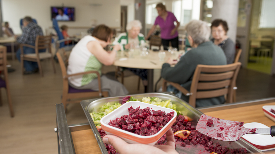 L'alimentation est le principal poste d'émissions carbone dans le médico-social et le premier levier potentiel d'amélioration. (Astier/BSIP)