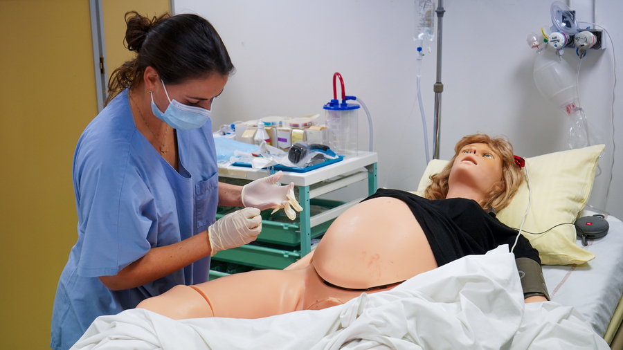 Le diplôme d'État de docteur en maïeutique est conféré après la validation d'un troisième cycle des études en sciences maïeutiques et la soutenance avec succès d'une thèse d'exercice. (Tremelet/Image Point Fr/BSIP)