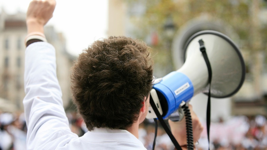 Pour les pouvoirs publics, la divulgation publique par médias, réseaux sociaux ou autre d'une alerte ne peut intervenir "qu'en dernier ressort", seulement après avoir effectué un signalement externe et en l'absence de réponse appropriée. (Lissac/BSIP)