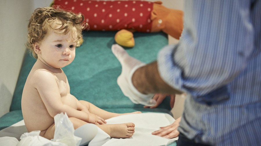 Le protocole repose sur vingt bilans de santé médicaux et psychologiques réalisés jusqu'aux 7 ans de l'enfant. (Marie Bienaimé/Image point fr/BSIP)