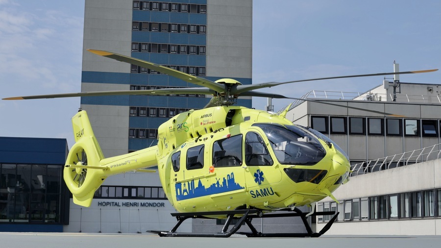 Conçu par Airbus, l'hélicoptère H145 du Samu du Val-de-Marne permet de transporter des patients sous Ecmo et d'effectuer à bord des gestes médicaux complexes comme l'intubation. (AP-HP)