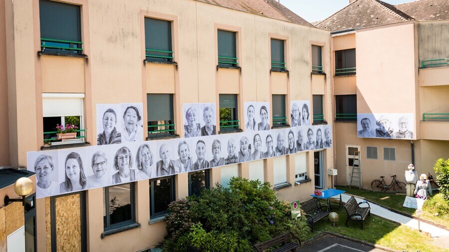 Cinquante-trois portraits, dont vingt de résidents sont affichés sur les murs extérieurs de l'Ehpad. (Stéphane Rayat)