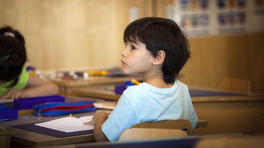 Les premiers signaux d'alerte sont souvent donnés par les enseignants qui ne font pas toujours la distinction au sein de la classe entre la maturité des enfants et leur date en naissance. (Amélie Benoist/Image Point Fr/BSIP)