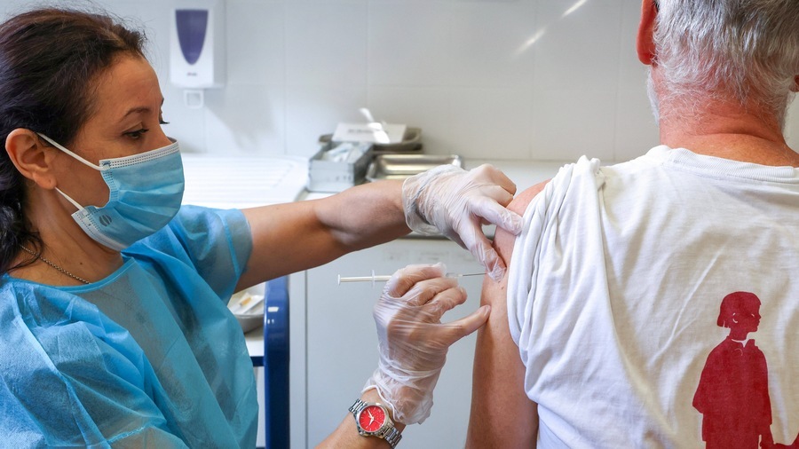 Selon une étude menée en 2019 dans les établissements de santé, la couverture vaccinale contre la coqueluche des professionnels de santé n'était que de 53,5%, grimpant à 62% chez les médecins et 70% pour les sages-femmes mais se limitant à 54% chez les infirmiers et 49% pour les aides-soignants. (Syspeo/Sipa)