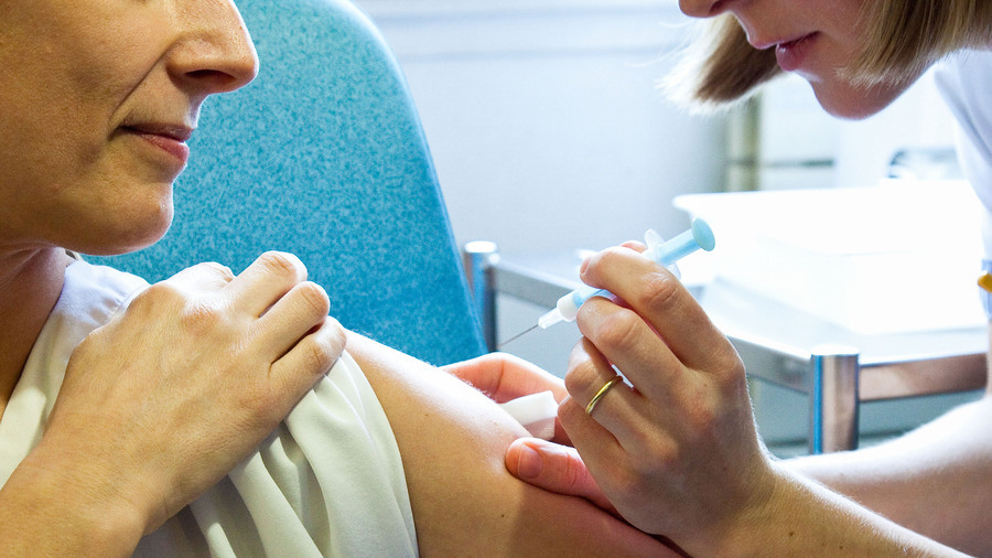 Il est de la responsabilité des établissements de santé et des établissements et services médico-sociaux d'organiser des sessions de vaccination des professionnels sur site, voire service ou unité au plus près de leur activité. (Voisin/Phanie)