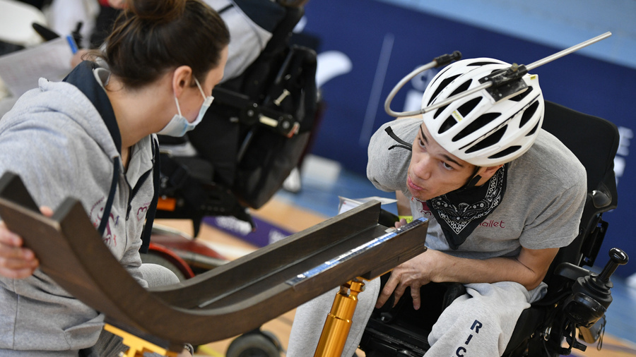 Une relation forte entre l'athlète et son assistant est cruciale pour la réussite en boccia. (Didier Echelard/Fédération française de handisport)