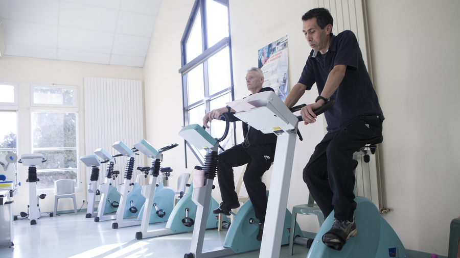 Lors de leur venue en hôpital de jour pour leur première cure, les patients étaient invités, après validation de leur médecin, à pédaler sur un vélo d'intérieur dans l'heure qui précédait l'administration du traitement. (Améline Benoist/Image Point FR/BSIP)