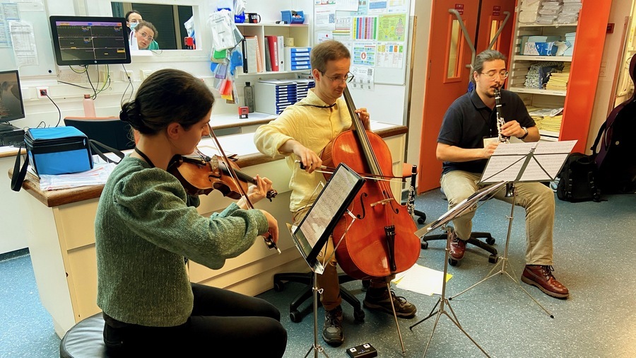 Une parenthèse musicale. Trois étudiants du Conservatoire à rayonnement régional de Paris jouent une heure durant au cœur du service de médecine intensive et de réanimation de l'hôpital Cochin, à deux pas du poste soignants. (Thomas Quéguiner/Hospimedia)