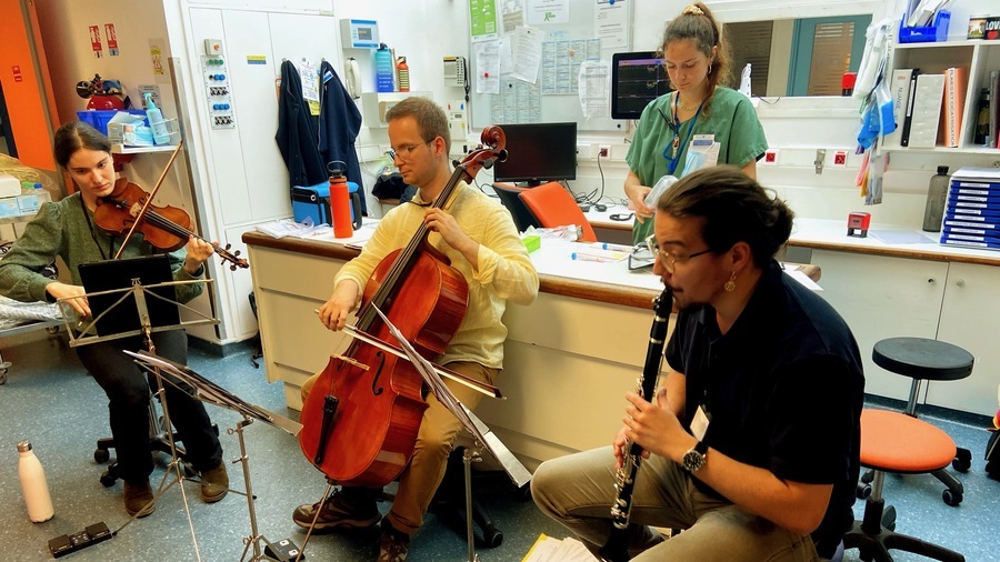 Les musiciens jouent mais l'activité en réanimation ne s'arrête pas. Le bip des alarmes revient incessant, les soignants poursuivent leurs soins voire reçoivent les proches d'un patient décédé. Une expérience ressourçante pour un artiste, loin de l'ordinaire d'une salle de concert. (Thomas Quéguiner/Hospimedia)