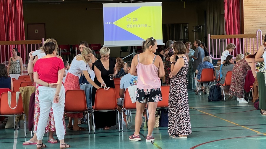 La journée de prérentrée des professionnels commence par une plénière. L'occasion de partager une vision commune avec tous les services. (Emmanuelle Deleplace/Hospimedia)