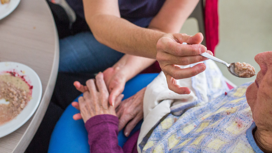 L'aide médico-psychologique concernée par l'affaire a notamment pour mission d'apporter aux personnes âgées une aide dans les actes de la vie quotidienne. (Burger/Phanie)