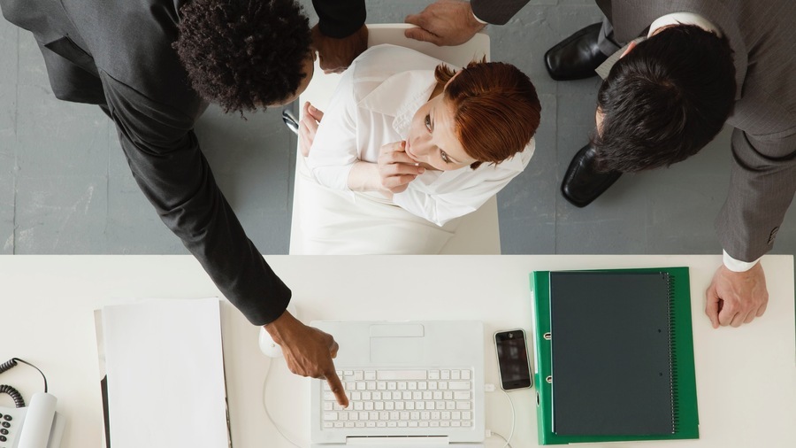 Dans 58% des cas, les violences sexistes et sexuelles commises à l'encontre des personnels de direction sont commises par "un cercle professionnel proche de la victime". Ces auteurs sont à 77% un homme ou des hommes. (AltoPress/PhotoAlto/BSIP)