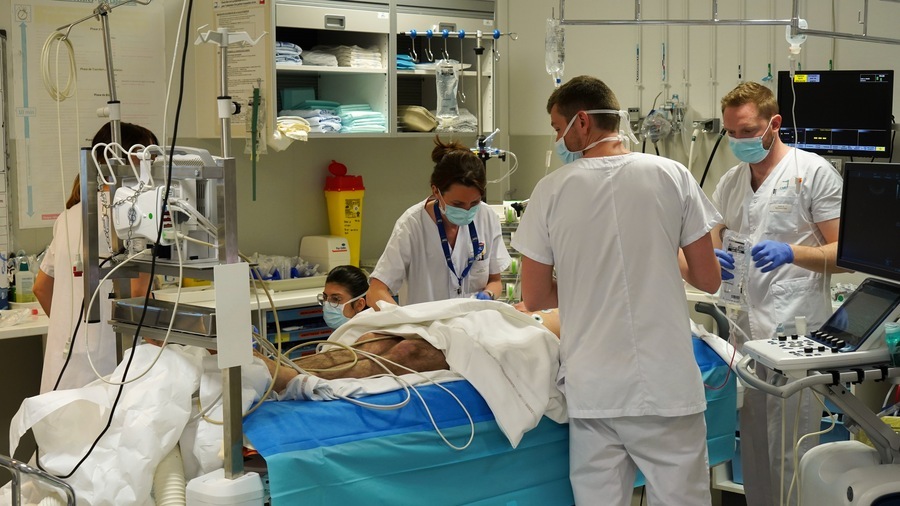 Si la situation a été moins catastrophique qu'attendu cet été aux urgences, c'est "au prix d'un nombre considérable d'heures de temps additionnel", prévient Samu-Urgences de France, d'où l'explosion de l'épuisement professionnel et de la perte de sens médical. (Tremelet/Image Point FR/BSIP)