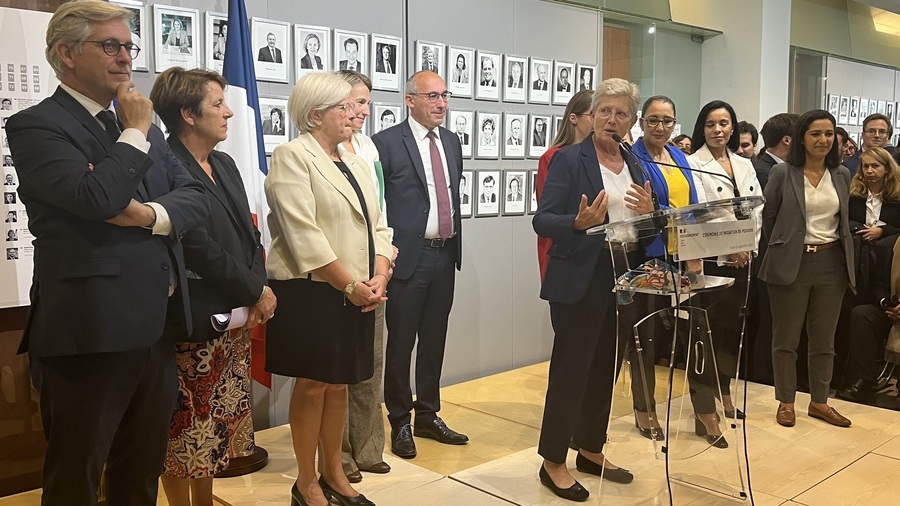 La ministre de la Santé et de l'accès aux Soins Geneviève Darrieussecq (au pupitre) expose ses premières priorités, avant de passer le relais au nouveau ministre des Solidarités et de l'Autonomie Paul Christophe (en arrière-plan). (Caroline Cordier / Hospimedia)