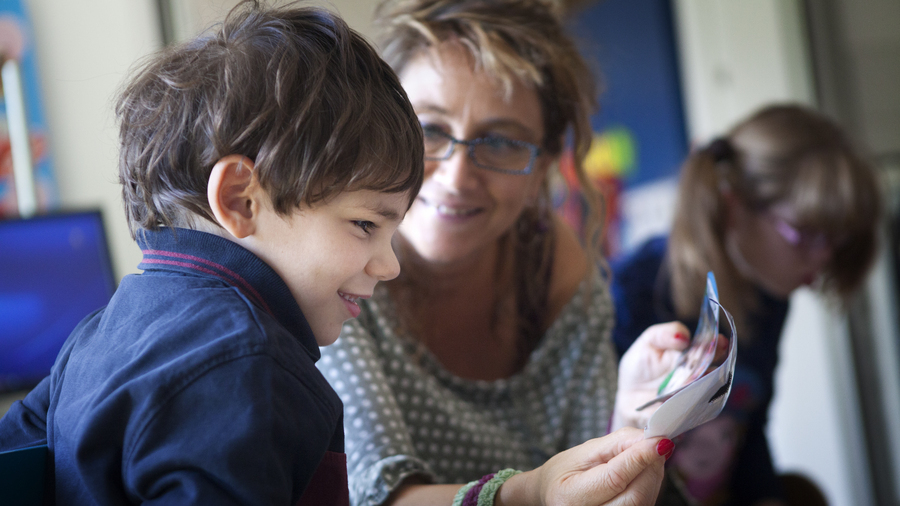 Dans son rapport d'activité, un Camsp doit donner des informations chiffrées sur les enfants accueillis. (Amélie-Benoist/Image Point FR/BSIP)