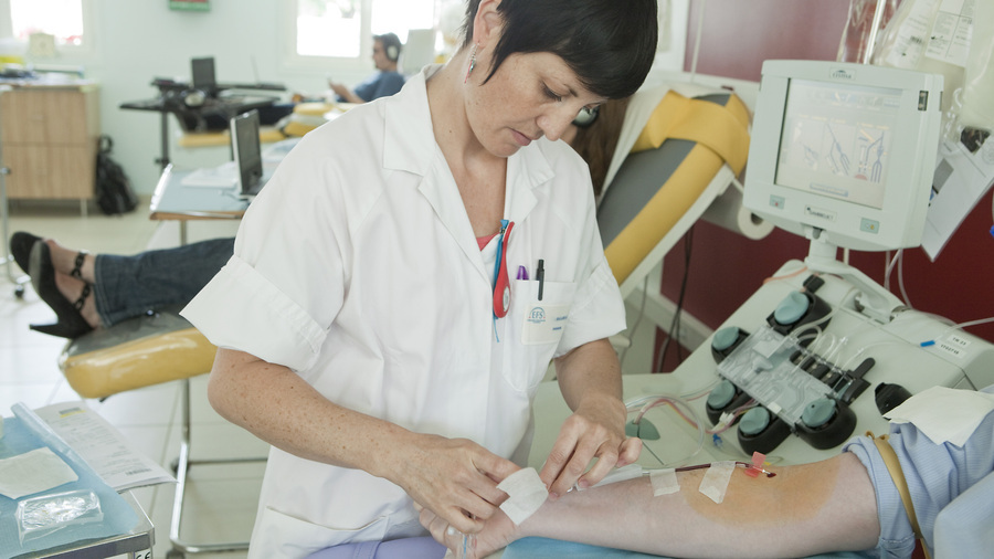 Les enjeux en matière de souveraineté sanitaire questionnent la gratuité du don de plasma. (Bruno/Image Point FR/BSIP)