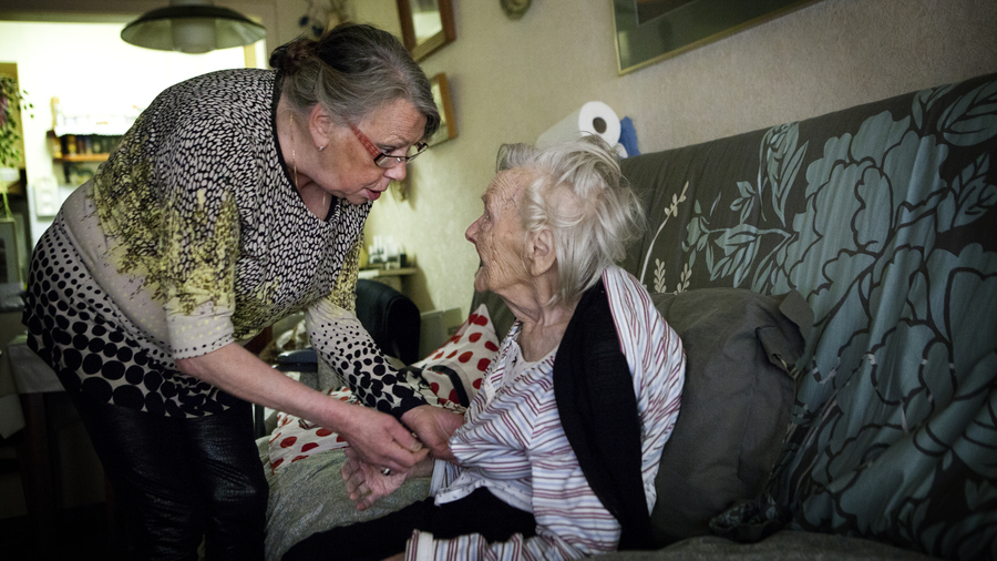 Les aidants manquent encore d'information et cette réalité retarde le soutien qui leur est apporté. (Amélie Benoist/Image Point FR/BSIP)