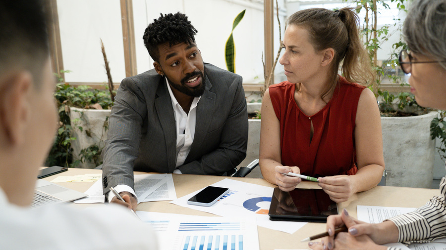 Le baromètre de l'engagement mesure l'évolution des employeurs sur cinq thématiques depuis l'appel des "employeurs engagés" de 2022. (Altopress/Photoalto/BSIP)