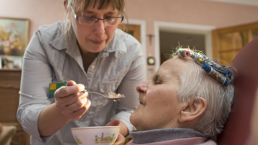 Les repas des personnes âgées sont des moments spécifiques dont il faut connaître les règles. Le livre blanc d'Alim50+ les précise. (Astier/BSIP)