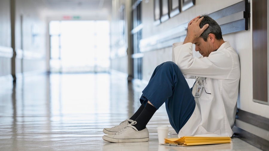 Dans les établissements publics, la fréquence des accidents de travail à diminué de 17% sur 2018-2023 quand la durée moyenne des arrêts a grimpé de 23%. Dans le privé, les tendances sont similaires avec d'un côté une baisse de 32% et de l'autre une hausse de 31%. (SPL/BSIP)