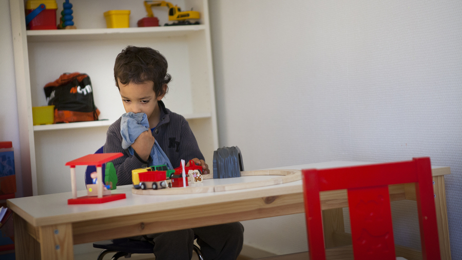 Les enfants autistes peuvent ne pas verbaliser la douleur ou mal la localiser. (Amelie Benoist/Image Point FR/BSIP)