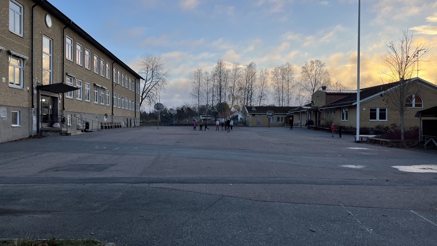 Le matin et le soir, les enfants bénéficient d'une surveillance à l'école, ce qui permet à leurs parents d'équilibrer leur vie professionnelle et personnelle. (Edoxie Allier/Hospimedia).