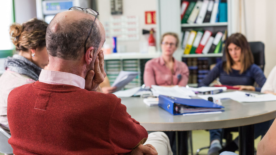 L'un des atouts reconnus de l'exercice en hôpital de proximité est la taille plus réduite des équipes, qui facilite les relations entre les différents acteurs de l'établissements notamment en réunion. (Burger/Phanie)