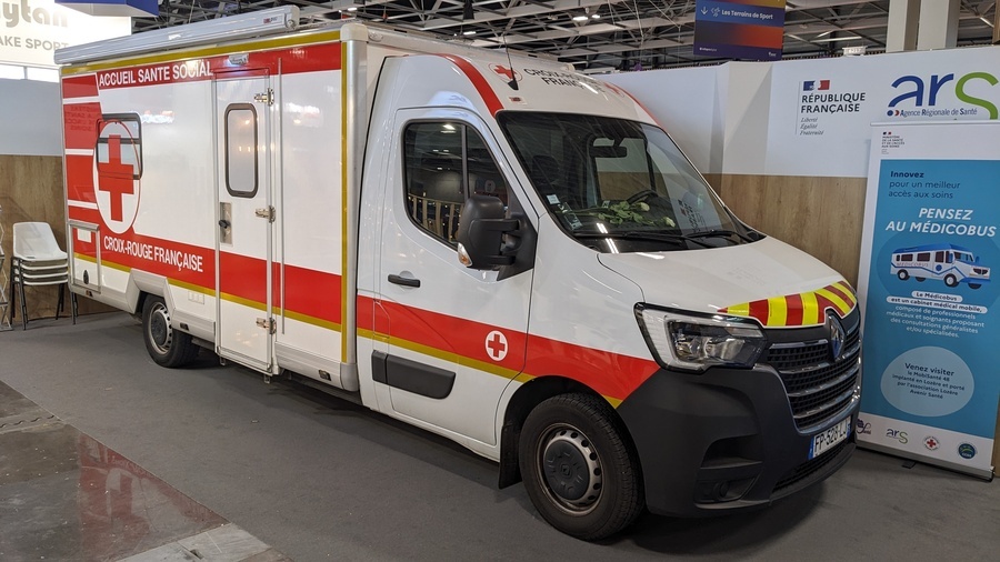 Le véhicule est le seul médicobus de Lozère, le premier en Occitanie, et l'un des quinze actuellement en circulation en France. (Louis de Briant/Hospimedia)