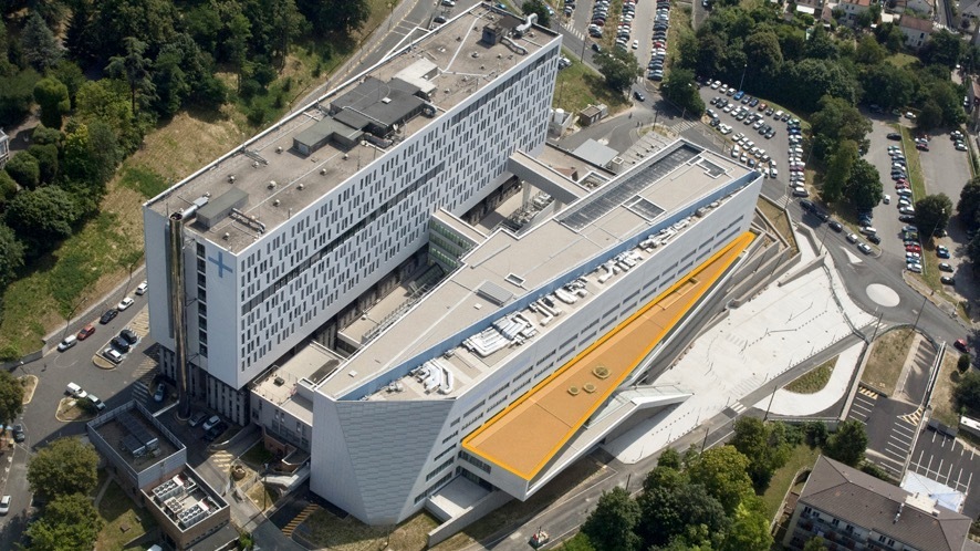 La décision d'ouvrir en 2013 un pôle femme-enfants en applique du bâtiment principal de l'hôpital de Villeneuve-Saint-Georges pour un coût de 150 M€ a entraîné cinq ans plus tard celle de rénover le monobloc plutôt que d'envisager une reconstruction. (CHIV)