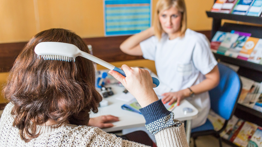 Les ergothérapeutes peuvent prescrire aides techniques et dispositifs médicaux depuis avril 2021. Les conditions de cette nouvelle mission ont été précisées en juin 2023. (Burger/Phanie)