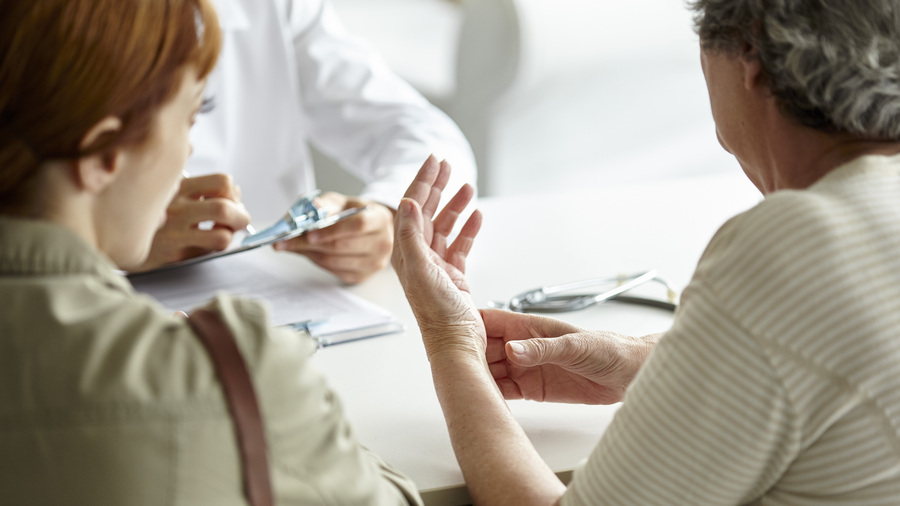 D'après l'étude de consultations enregistrées, le sujet de la mort est principalement abordé de façon indirecte par le patient, souvent en faisant référence à un proche décédé, mais la réponse de l'oncologue évite le sujet. (Altopress/Photoalto/BSIP)