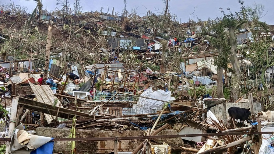 À Mayotte, les vents cycloniques de Chido ont laissé place à un paysage de désolation. L'hôpital n'a pas été épargné, subissant des dégâts des eaux importants et de fortes dégradations au niveau de la chirurgie, de la réanimation, des urgences et de la maternité. (AP/Sipa)