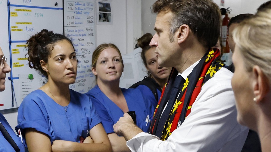 Depuis Mayotte, Emmanuel Macron est allé à la rencontre des soignants de l'hôpital, ravagé par le cyclone. Une journée de deuil national se déroulera ce 23 décembre et l'état de calamité naturelle exceptionnelle a été déclaré. (Ludovic Marin-Pool/Sipa)