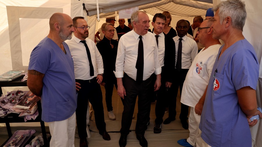 Aux côtés de son ministre de la Santé Yannick Neuder et de son homologue pour les Outre-mer Manuel Valls, François Bayrou a profité de son déplacement à Mayotte pour visiter l'hôpital de campagne installé sur un stade de Mamoudzou. Il a vu passer un millier de patients depuis le 24 décembre. (Alain Robert/Sipa)