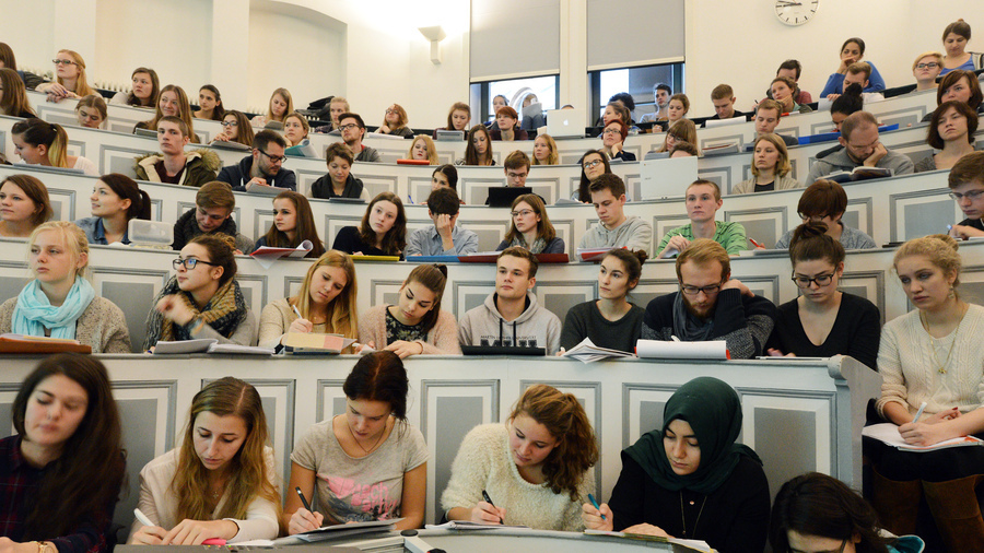 "C'est un métier divers qui mobilise à la fois des connaissances juridiques, médico-sociales, de gestion, de fiscalité, de psychologie et de communication", explique Sophie Lambert, directrice du cursus à l'université d'Aix-Marseille et maître de conférences en droit privé et sciences criminelles. (DPA Picture alliance/BSIP)