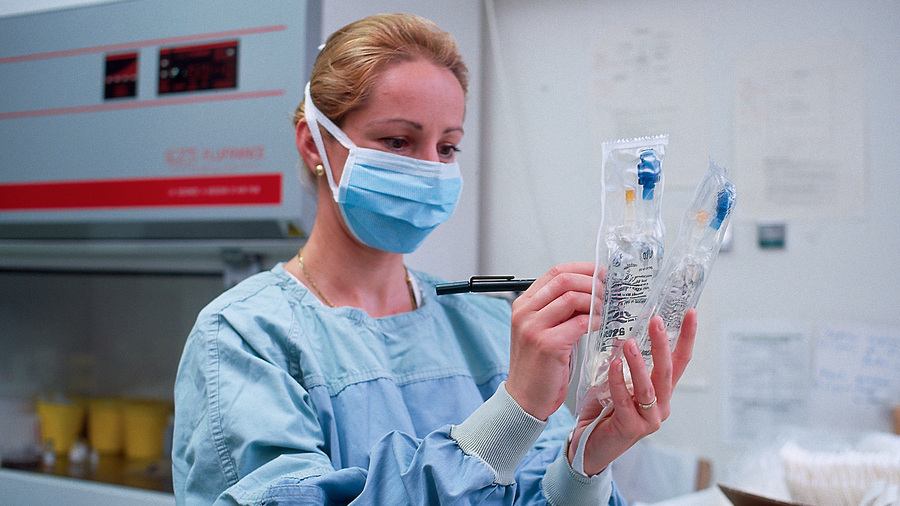 Le Conseil national de l'ordre des pharmaciens défend l'obligation d'un diplôme spécialisé pour exercer en pharmacie hospitalière, au regard notamment de la complexité de certains actes comme la préparation de chimiothérapies. (Villareal/BSIP)